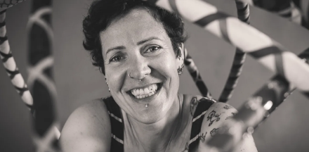 Schwarz-Weiß-Anita sitzt in einer Reifenkugel