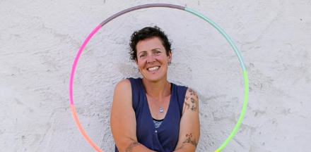 Anita schaut durch einen Dancehoop