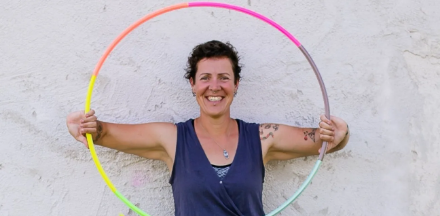 Anita hält den Regenbogenhoop