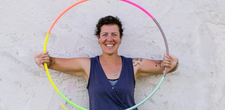 anita mit regenbogenhoop