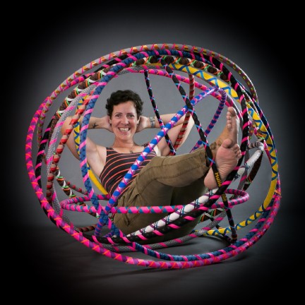 Anita liegt in einer Hängematte aus Hoopfitness-Re