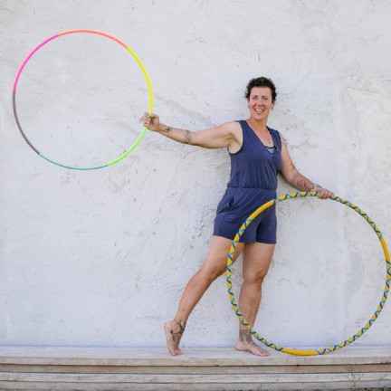 Anita mit Hoopdance und Fitness-Reifen
