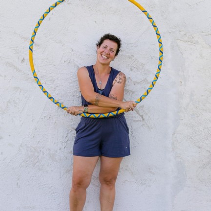 Anita in Isolation-Position mit dem Hoop of Spirit