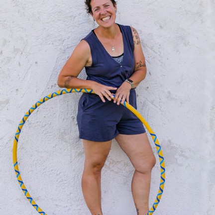Anita lehnt auf ihrem Hoop of Spirit