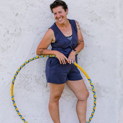 Anita lehnt auf dem Hoopfitness-Reifen