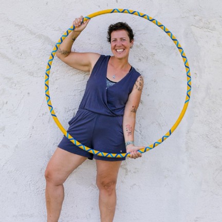 Anita schaut aus dem Hoop of Spirit raus